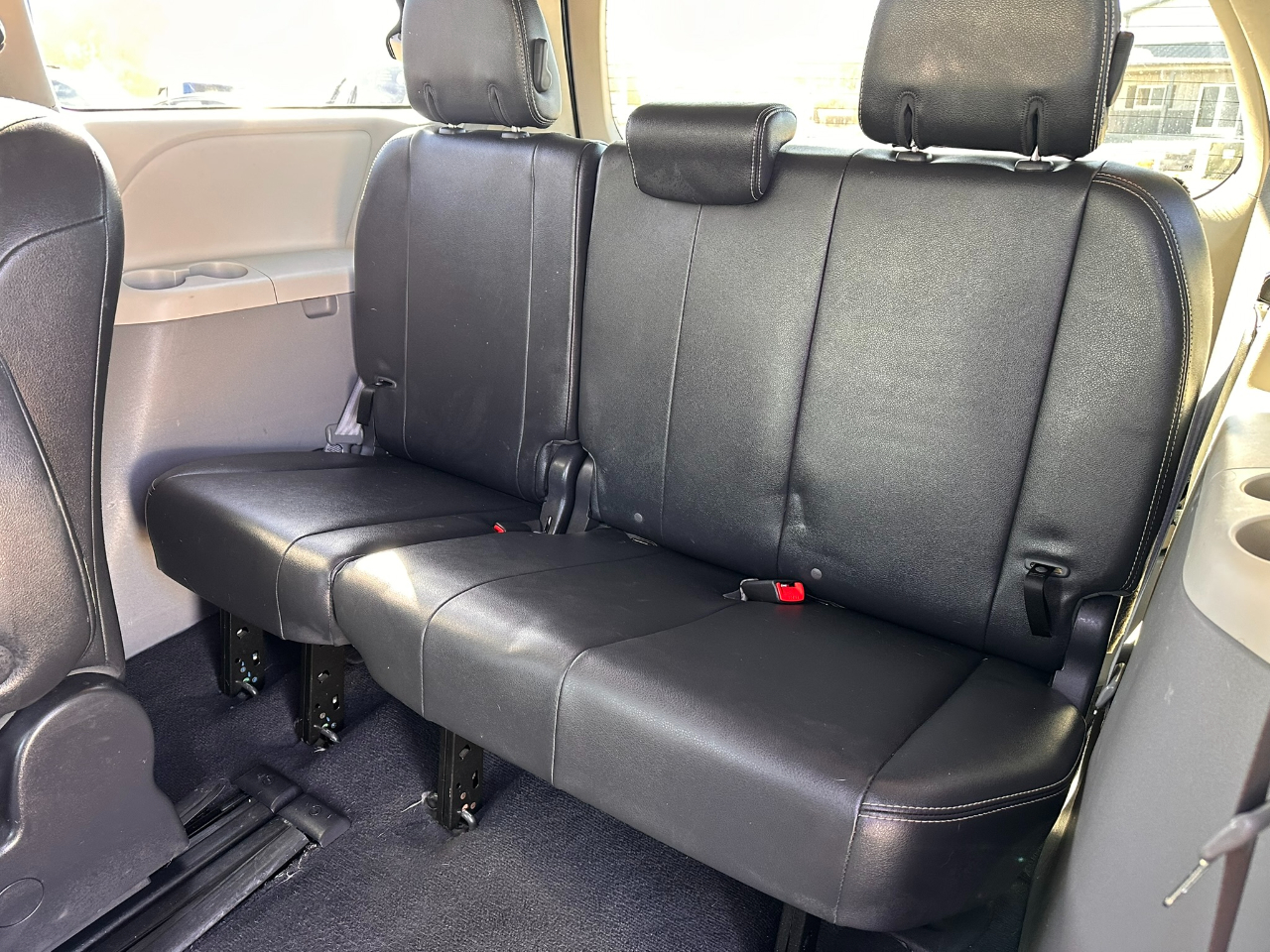 Toyota Sienna 5dr 8-Pass Van V6 SE FWD (Natl) 2011 Toyota Sienna 5dr 8-Pass Van V6 SE FWD (Natl) 2011