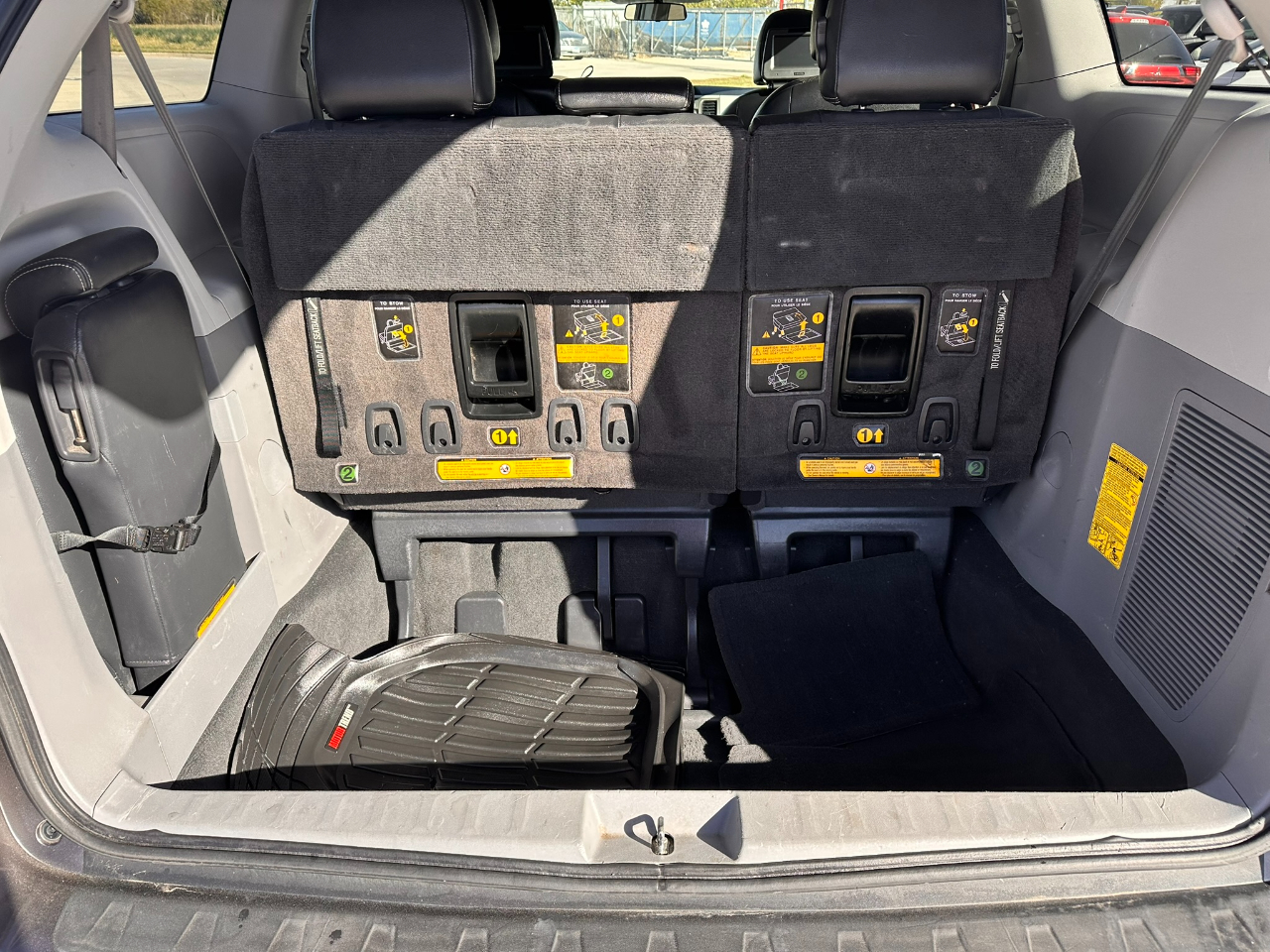 Toyota Sienna 5dr 8-Pass Van V6 SE FWD (Natl) 2011 Toyota Sienna 5dr 8-Pass Van V6 SE FWD (Natl) 2011