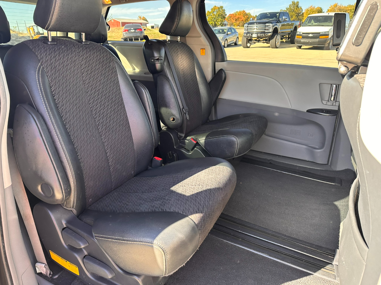 Toyota Sienna 5dr 8-Pass Van V6 SE FWD (Natl) 2011 Toyota Sienna 5dr 8-Pass Van V6 SE FWD (Natl) 2011