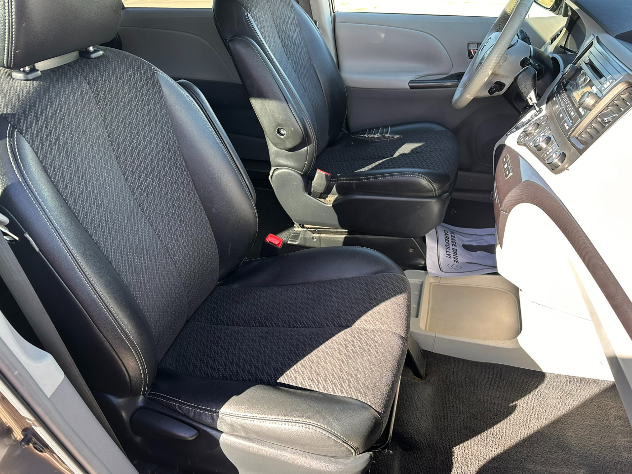 Toyota Sienna 5dr 8-Pass Van V6 SE FWD (Natl) 2011 Toyota Sienna 5dr 8-Pass Van V6 SE FWD (Natl) 2011