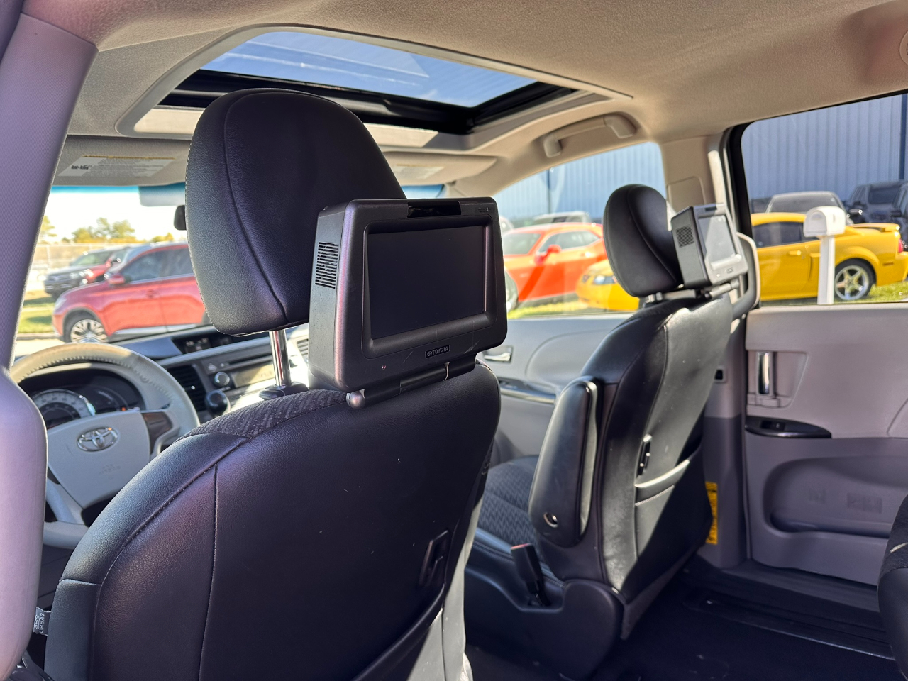 Toyota Sienna 5dr 8-Pass Van V6 SE FWD (Natl) 2011 Toyota Sienna 5dr 8-Pass Van V6 SE FWD (Natl) 2011