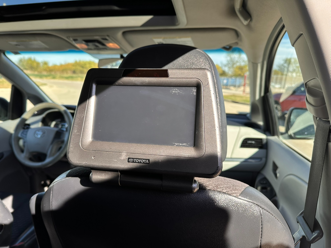 Toyota Sienna 5dr 8-Pass Van V6 SE FWD (Natl) 2011 Toyota Sienna 5dr 8-Pass Van V6 SE FWD (Natl) 2011