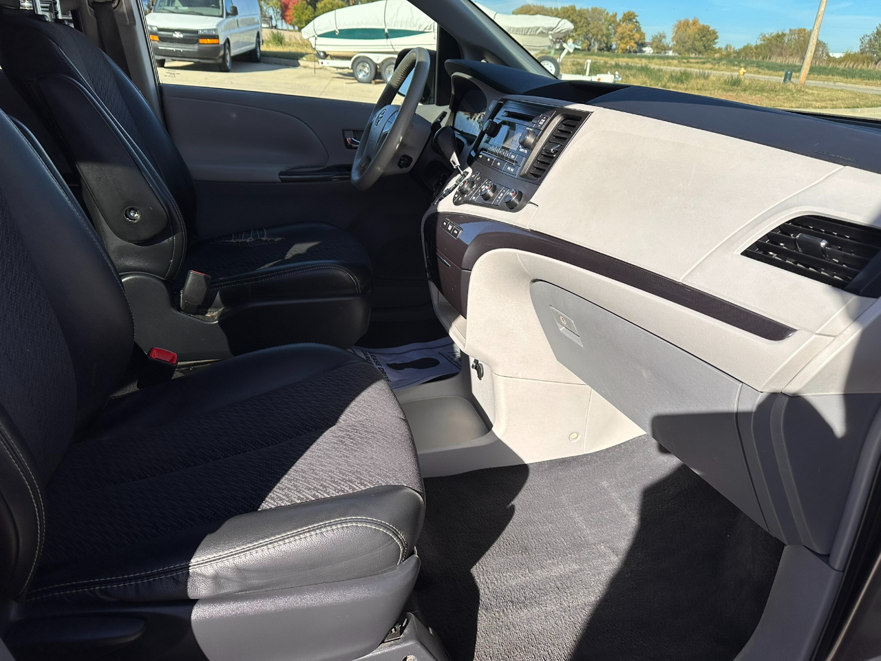 Toyota Sienna 5dr 8-Pass Van V6 SE FWD (Natl) 2011 Toyota Sienna 5dr 8-Pass Van V6 SE FWD (Natl) 2011