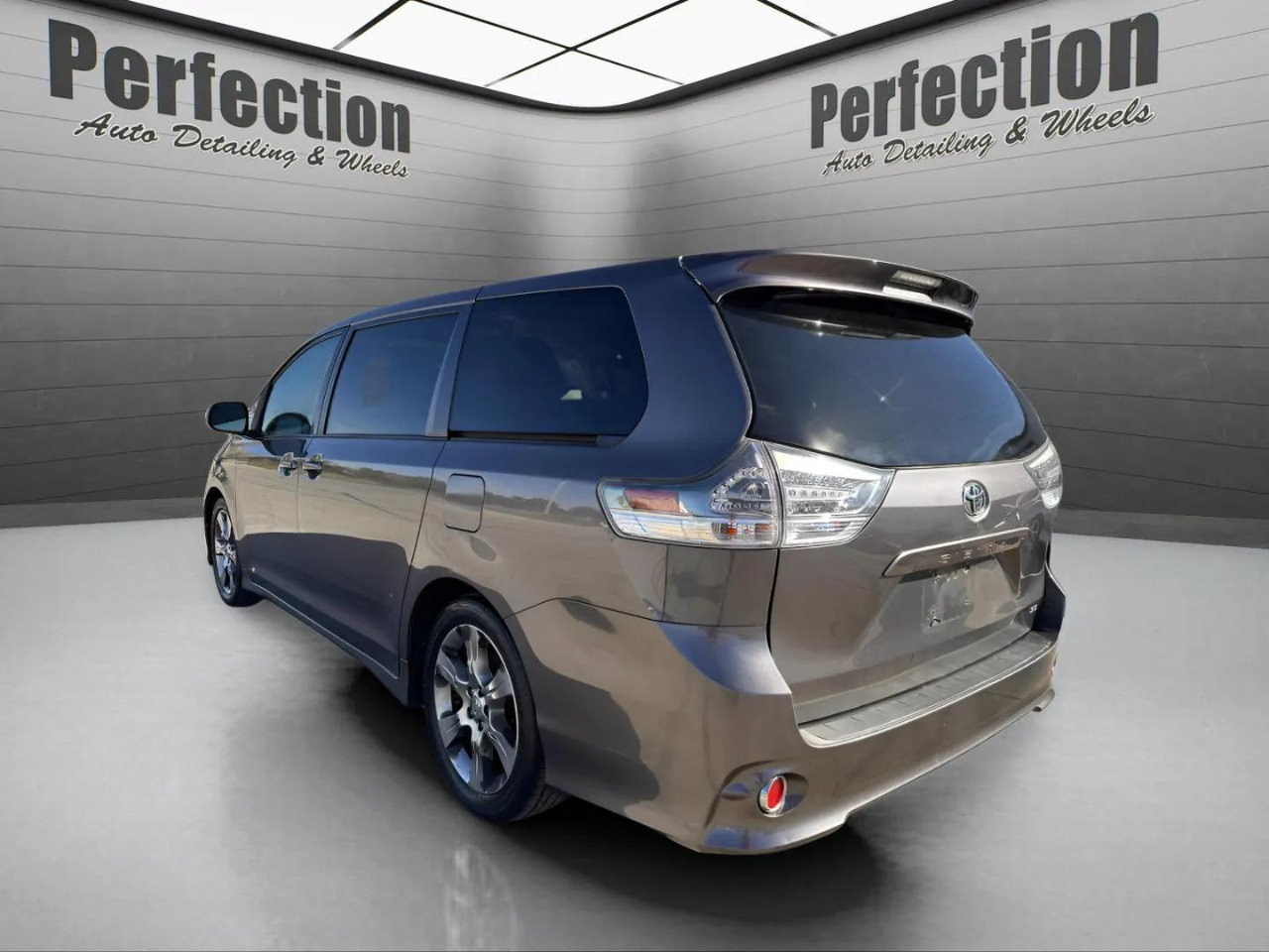 Toyota Sienna 5dr 8-Pass Van V6 SE FWD (Natl) 2011 Toyota Sienna 5dr 8-Pass Van V6 SE FWD (Natl) 2011