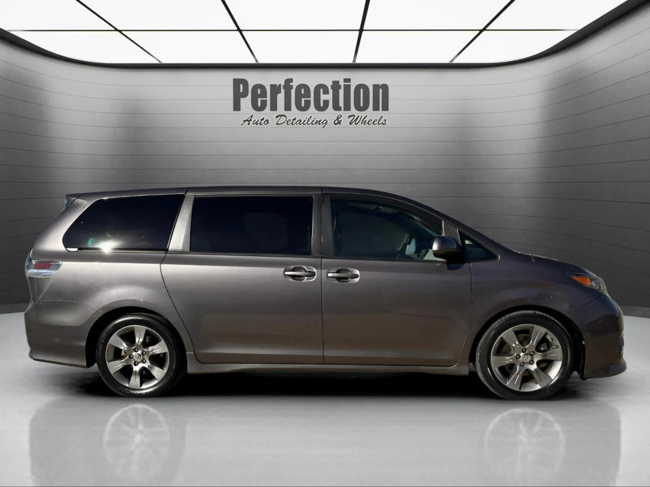 Toyota Sienna 5dr 8-Pass Van V6 SE FWD (Natl) 2011 Toyota Sienna 5dr 8-Pass Van V6 SE FWD (Natl) 2011