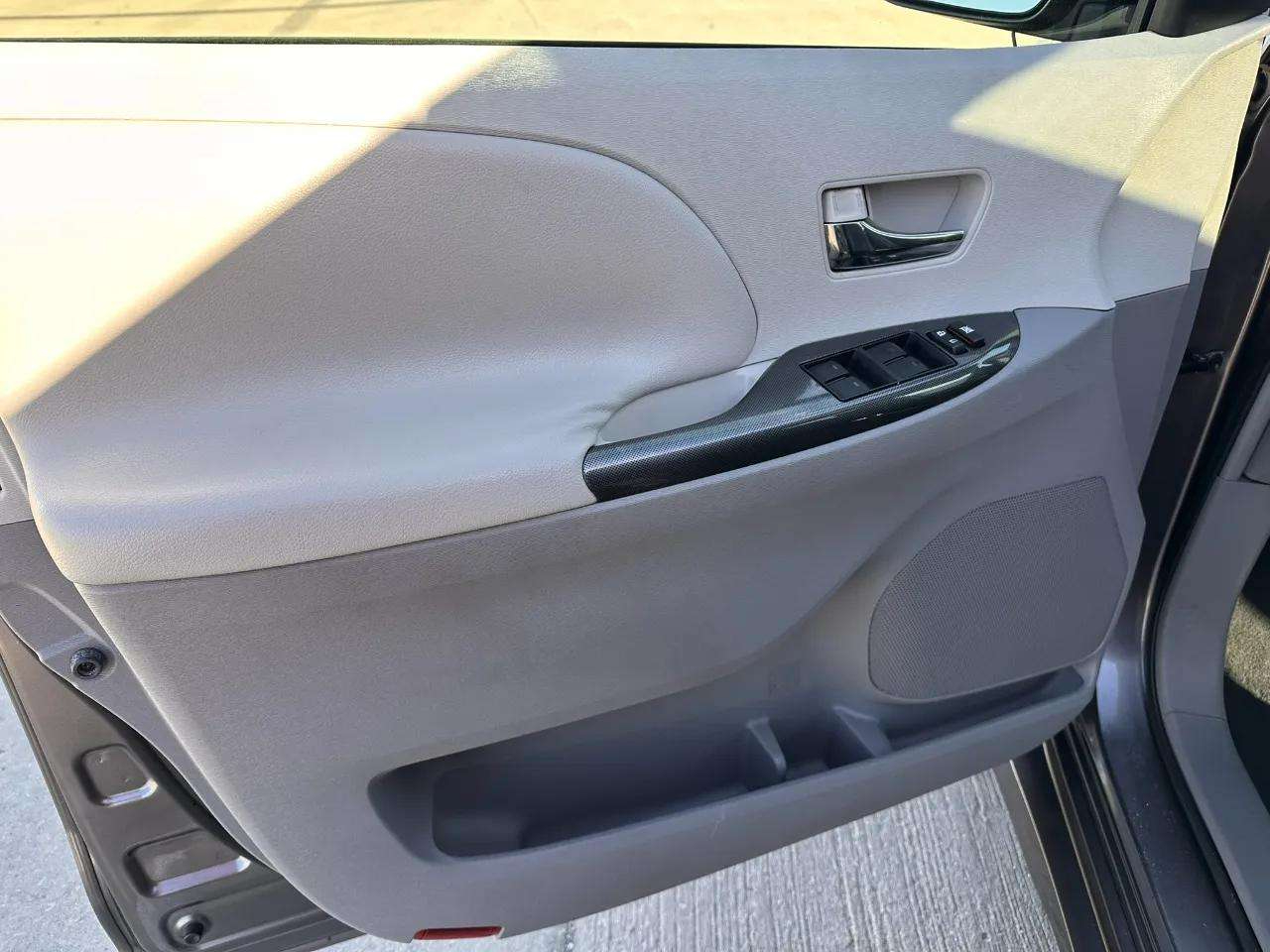 Toyota Sienna 5dr 8-Pass Van V6 SE FWD (Natl) 2011 Toyota Sienna 5dr 8-Pass Van V6 SE FWD (Natl) 2011