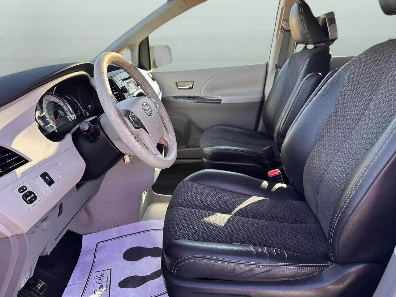 Toyota Sienna 5dr 8-Pass Van V6 SE FWD (Natl) 2011 Toyota Sienna 5dr 8-Pass Van V6 SE FWD (Natl) 2011