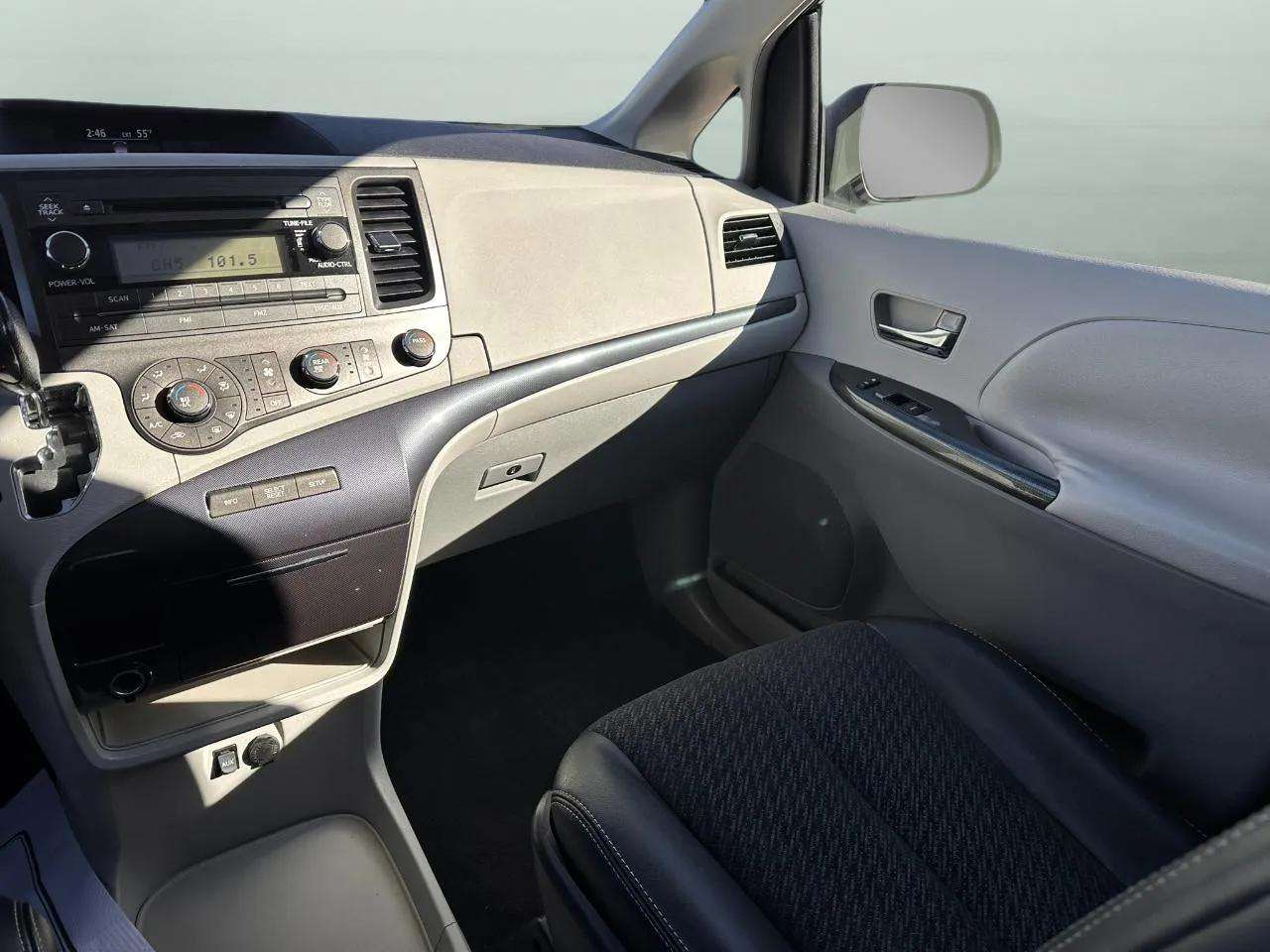 Toyota Sienna 5dr 8-Pass Van V6 SE FWD (Natl) 2011 Toyota Sienna 5dr 8-Pass Van V6 SE FWD (Natl) 2011