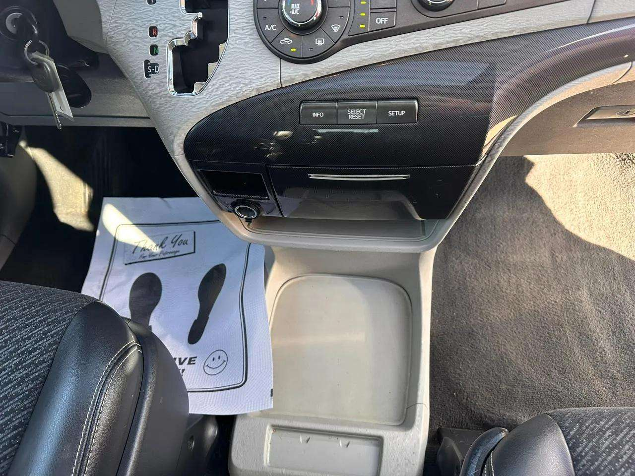 Toyota Sienna 5dr 8-Pass Van V6 SE FWD (Natl) 2011 Toyota Sienna 5dr 8-Pass Van V6 SE FWD (Natl) 2011