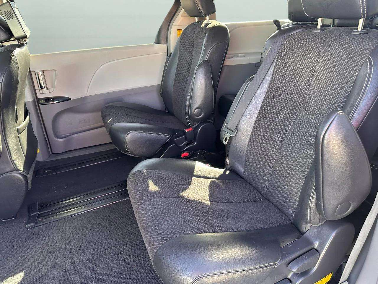 Toyota Sienna 5dr 8-Pass Van V6 SE FWD (Natl) 2011 Toyota Sienna 5dr 8-Pass Van V6 SE FWD (Natl) 2011