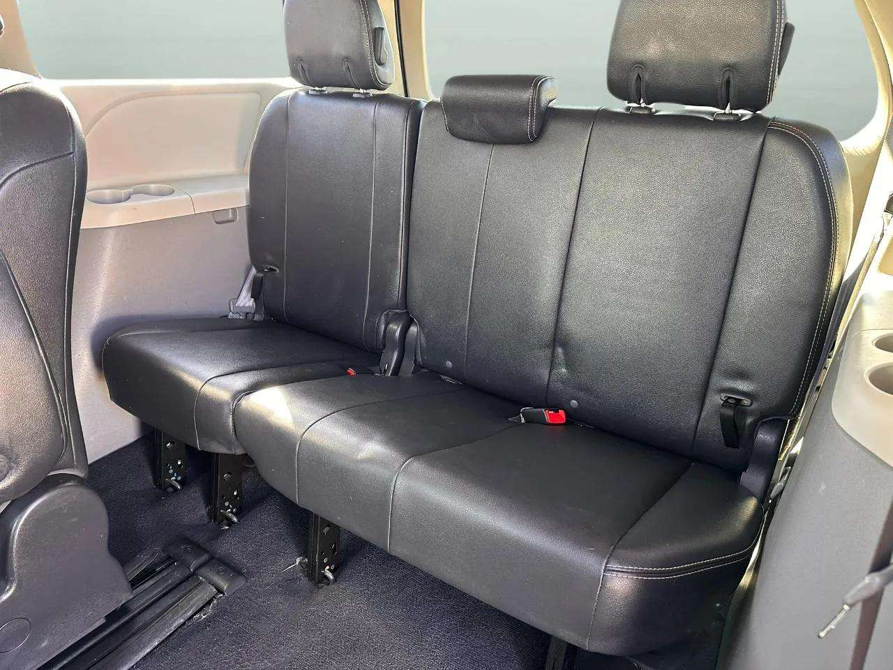 Toyota Sienna 5dr 8-Pass Van V6 SE FWD (Natl) 2011 Toyota Sienna 5dr 8-Pass Van V6 SE FWD (Natl) 2011