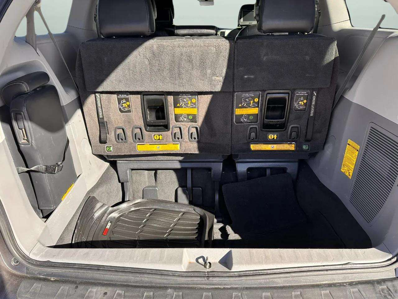 Toyota Sienna 5dr 8-Pass Van V6 SE FWD (Natl) 2011 Toyota Sienna 5dr 8-Pass Van V6 SE FWD (Natl) 2011