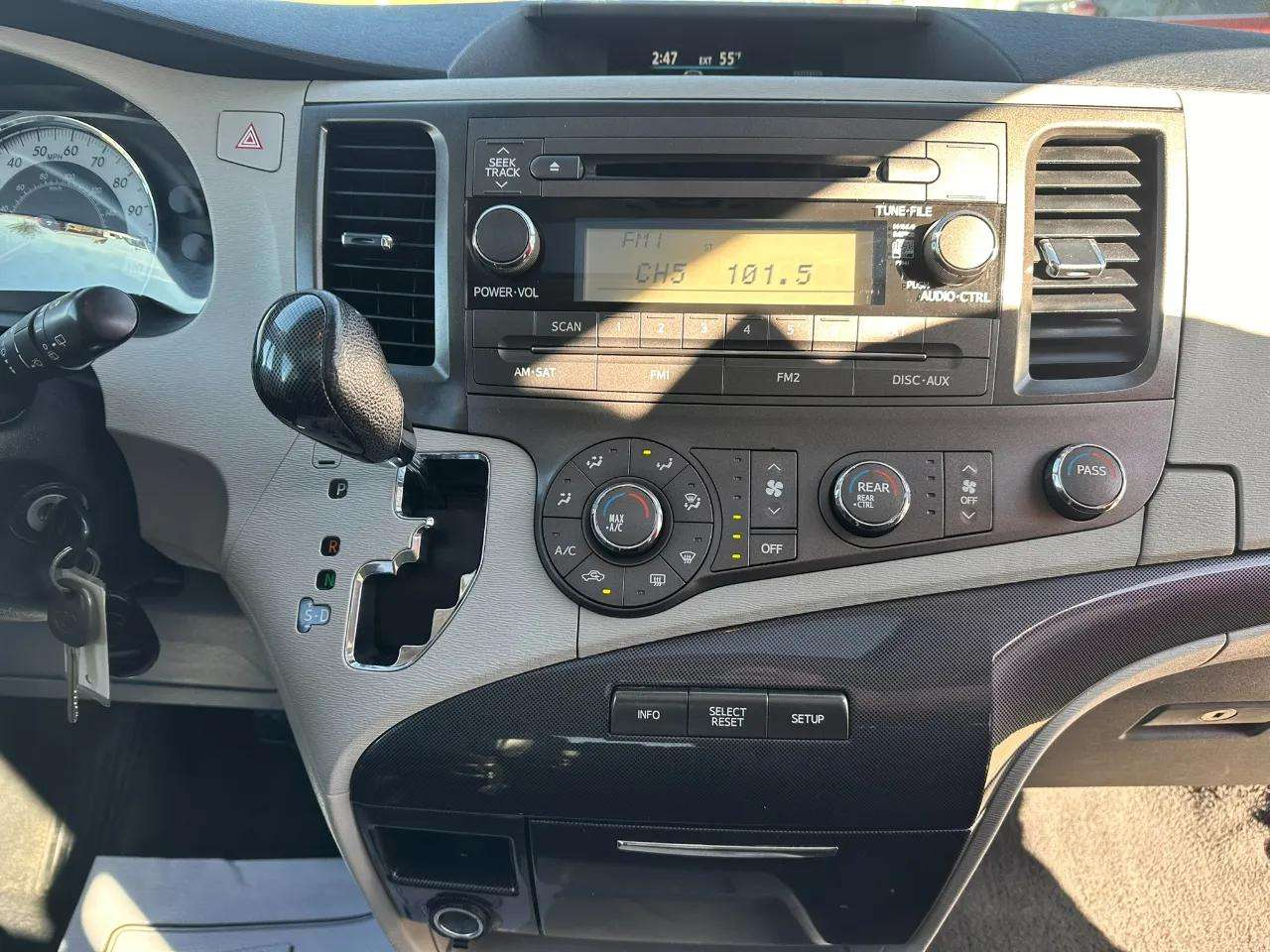 Toyota Sienna 5dr 8-Pass Van V6 SE FWD (Natl) 2011 Toyota Sienna 5dr 8-Pass Van V6 SE FWD (Natl) 2011