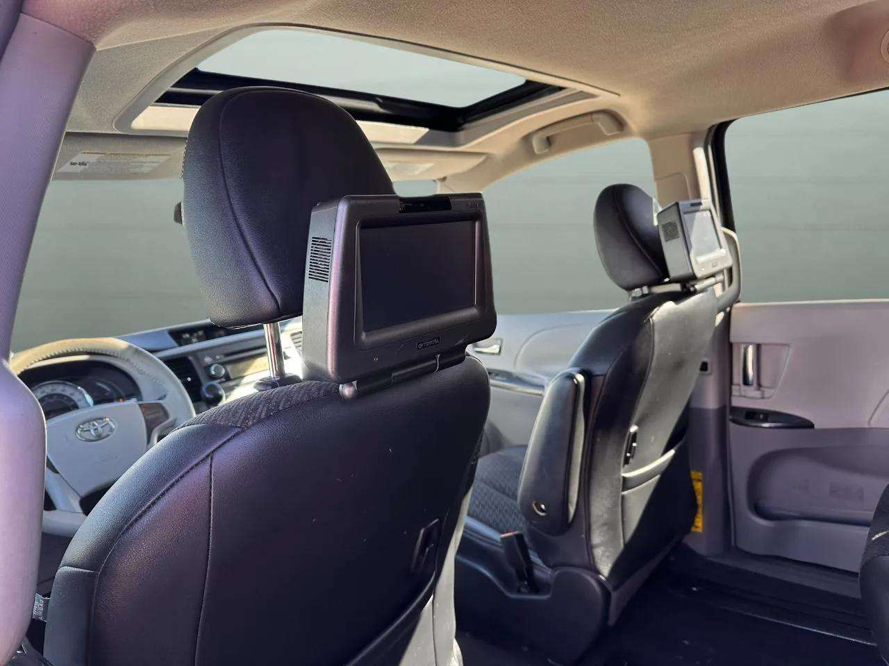 Toyota Sienna 5dr 8-Pass Van V6 SE FWD (Natl) 2011 Toyota Sienna 5dr 8-Pass Van V6 SE FWD (Natl) 2011