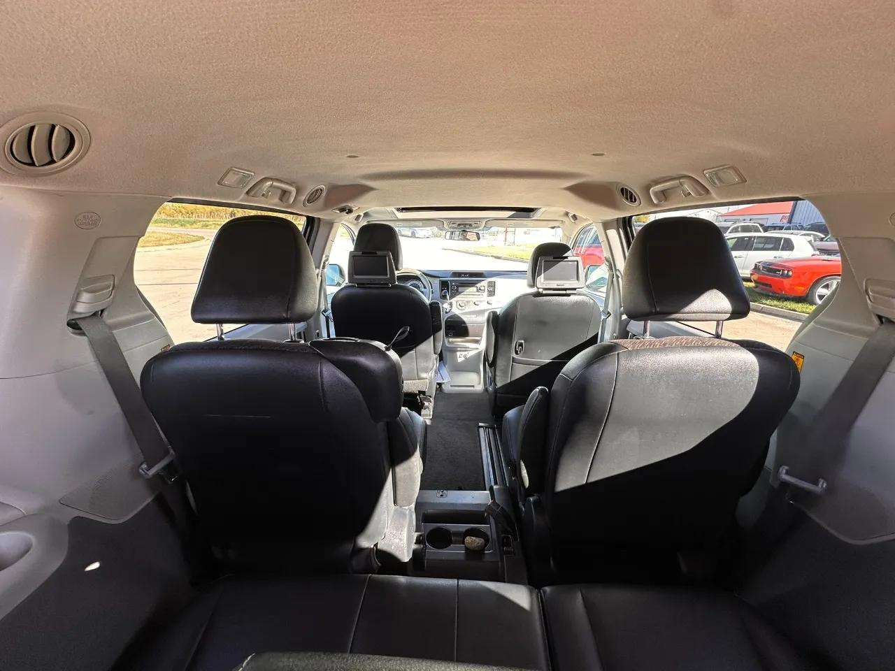 Toyota Sienna 5dr 8-Pass Van V6 SE FWD (Natl) 2011 Toyota Sienna 5dr 8-Pass Van V6 SE FWD (Natl) 2011