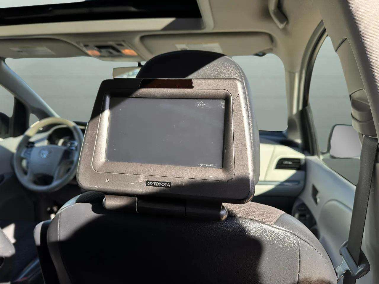 Toyota Sienna 5dr 8-Pass Van V6 SE FWD (Natl) 2011 Toyota Sienna 5dr 8-Pass Van V6 SE FWD (Natl) 2011