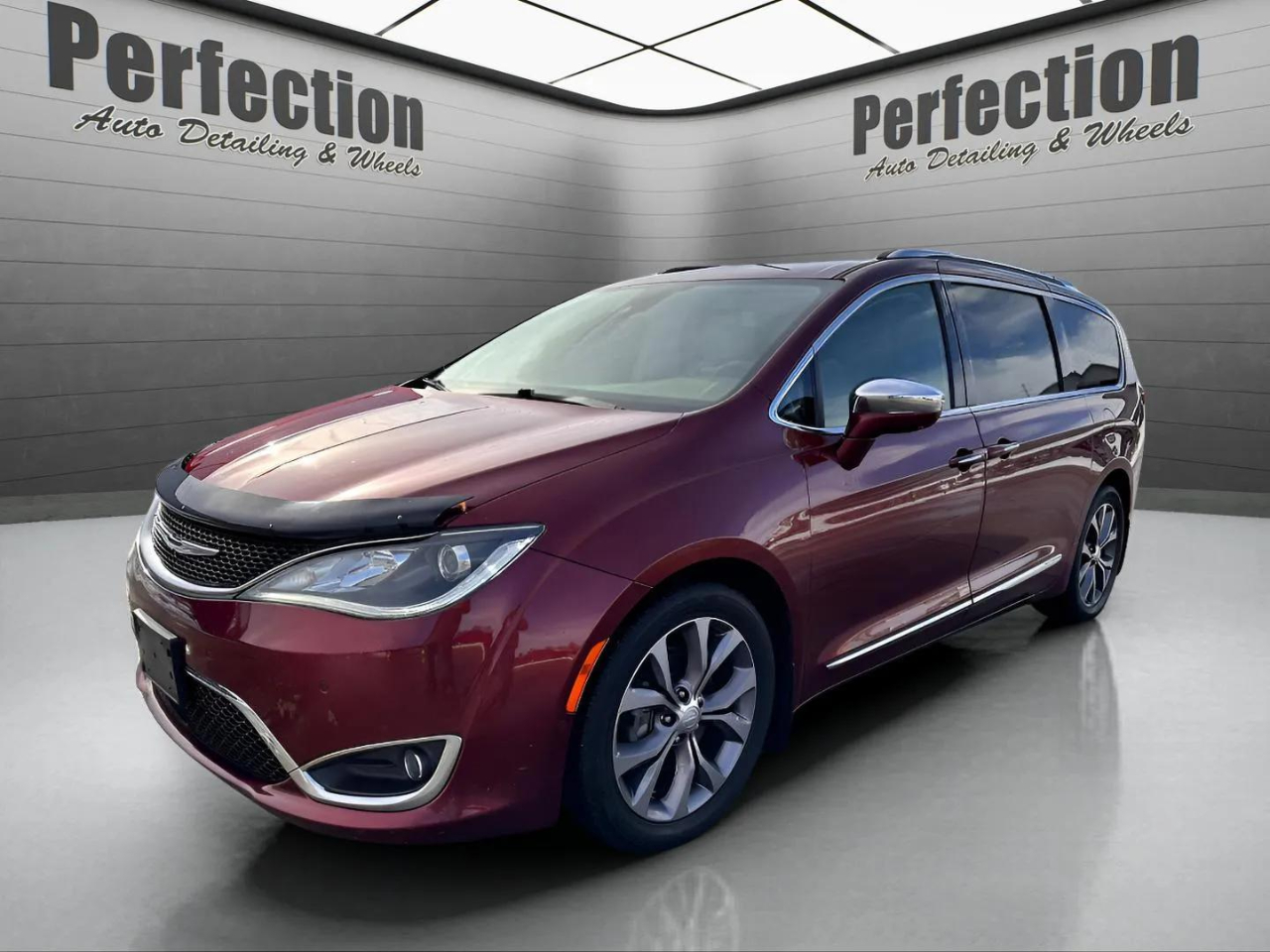 2017 Chrysler Pacifica Limited's photo