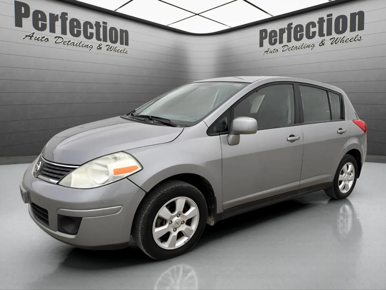 2009 Nissan Versa SL's photo
