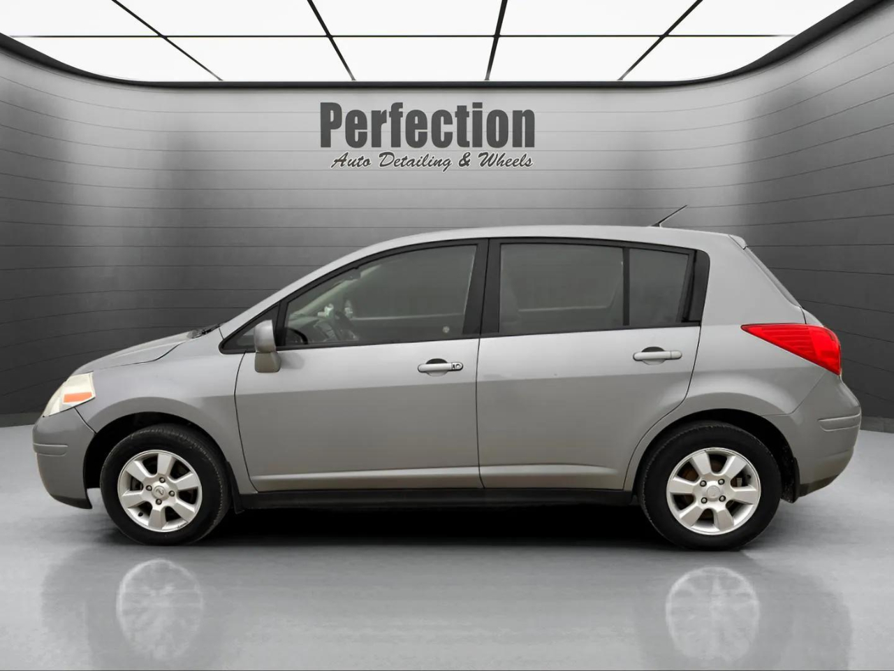 Nissan Versa 5dr HB I4 CVT 1.8 SL *Ltd Avail* 2009