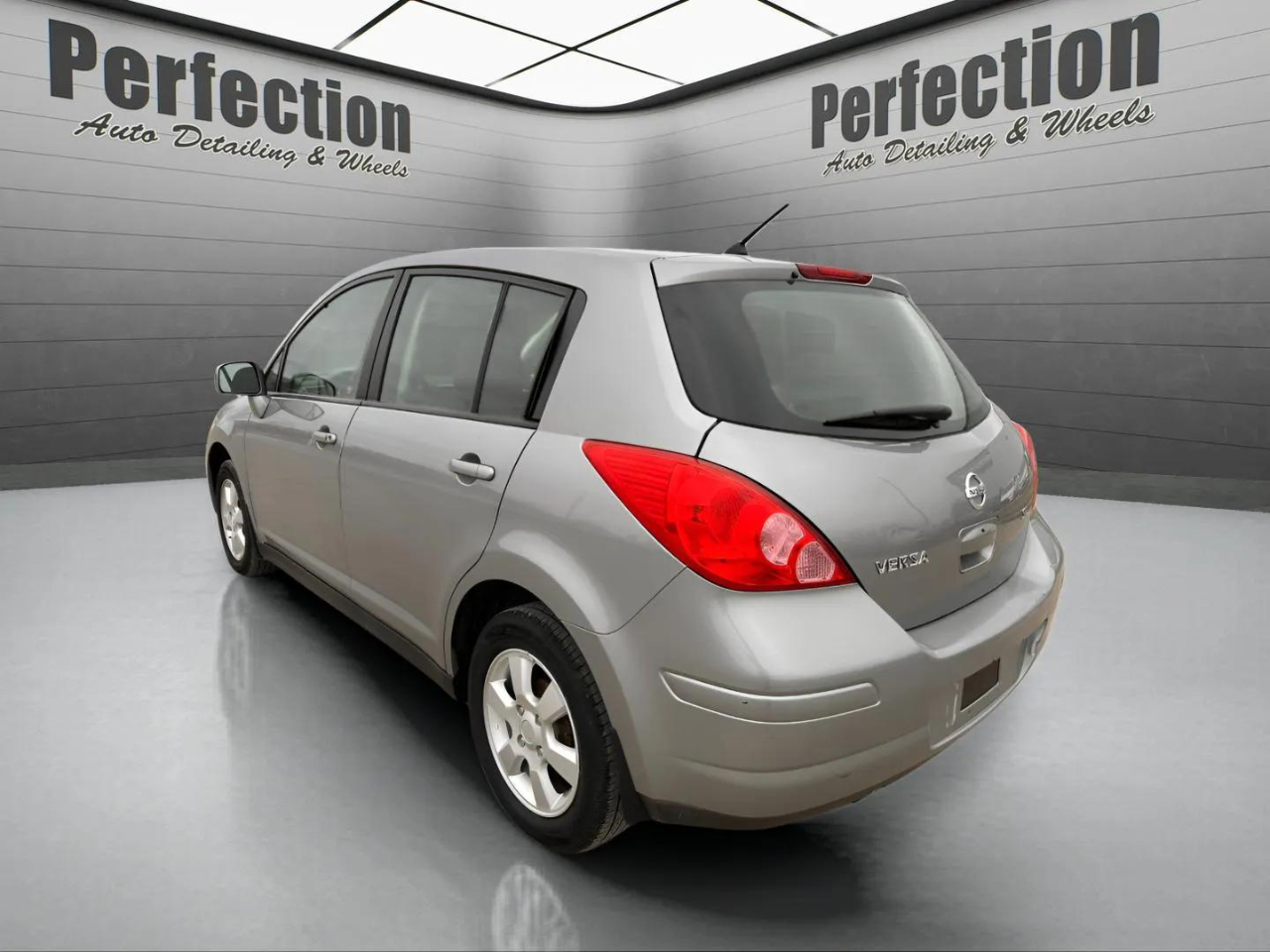 Nissan Versa 5dr HB I4 CVT 1.8 SL *Ltd Avail* 2009