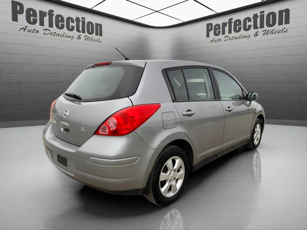 Nissan Versa 5dr HB I4 CVT 1.8 SL *Ltd Avail* 2009