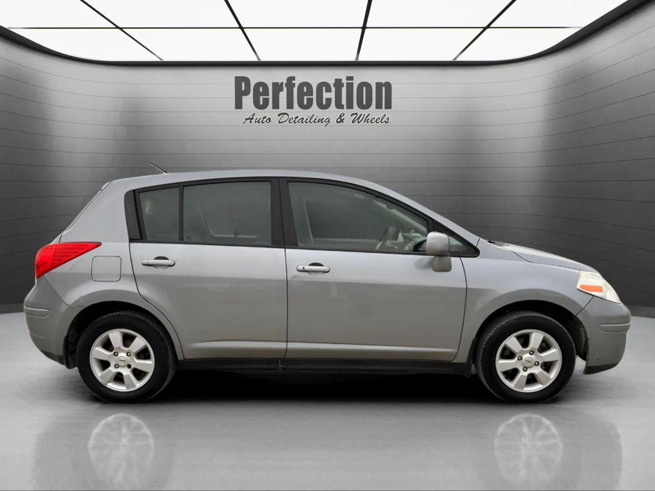 Nissan Versa 5dr HB I4 CVT 1.8 SL *Ltd Avail* 2009