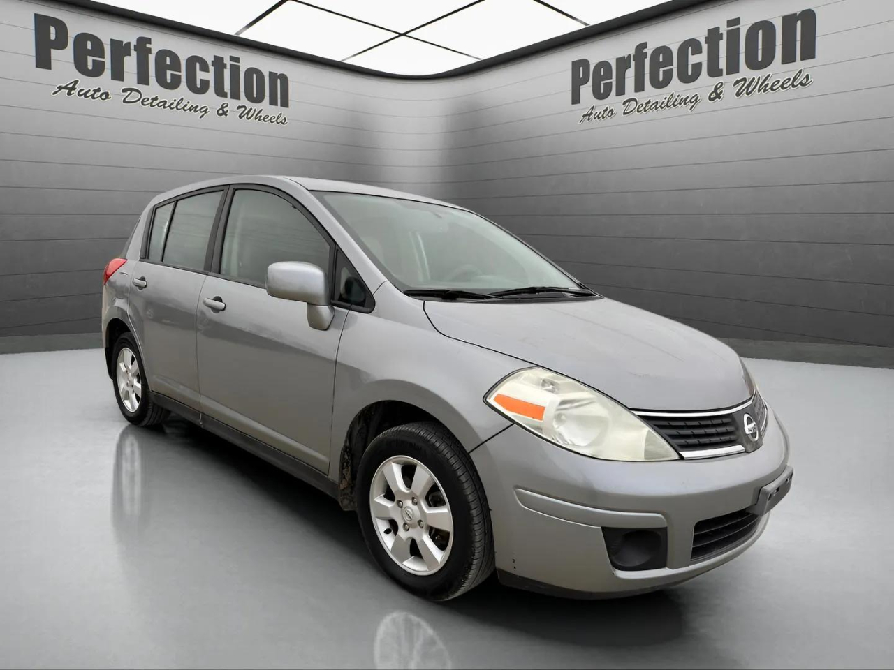 Nissan Versa 5dr HB I4 CVT 1.8 SL *Ltd Avail* 2009