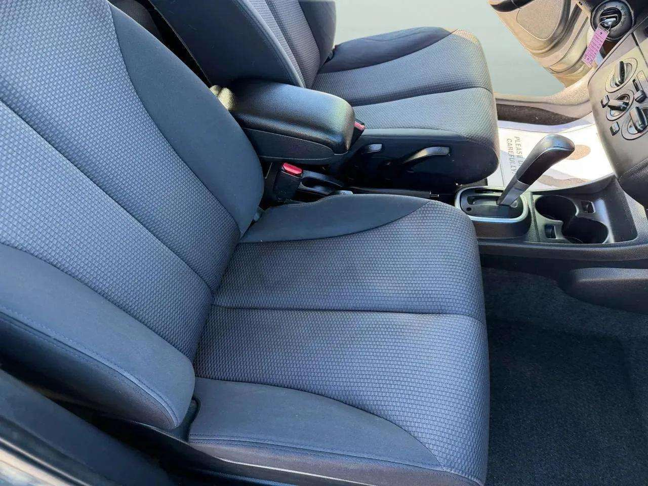 Nissan Versa 5dr HB I4 CVT 1.8 SL *Ltd Avail* 2009