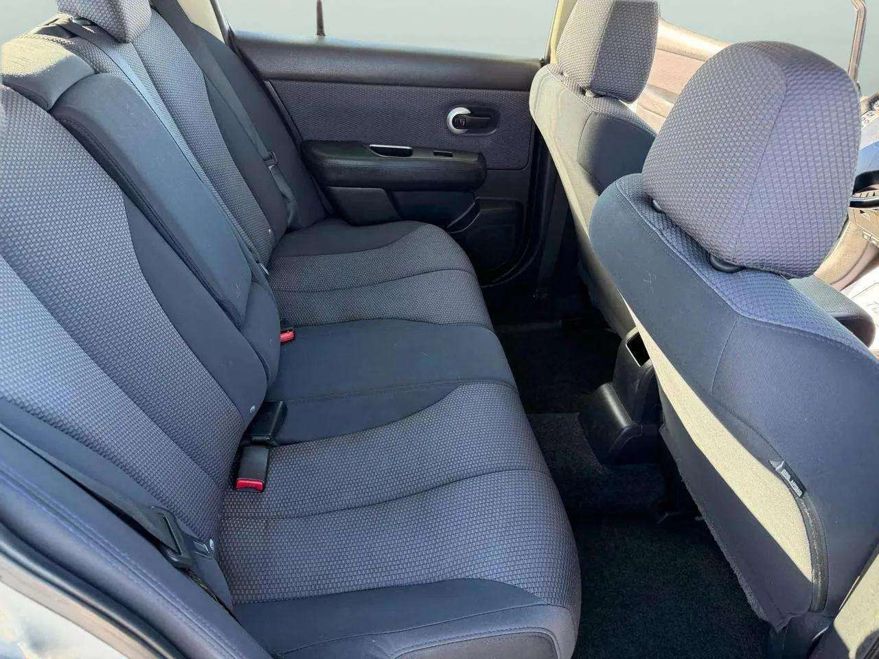 Nissan Versa 5dr HB I4 CVT 1.8 SL *Ltd Avail* 2009