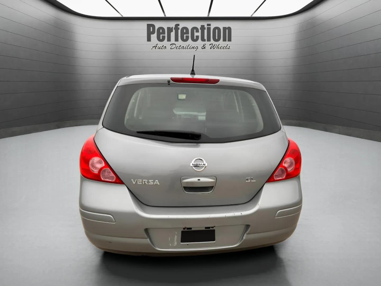 Nissan Versa 5dr HB I4 CVT 1.8 SL *Ltd Avail* 2009