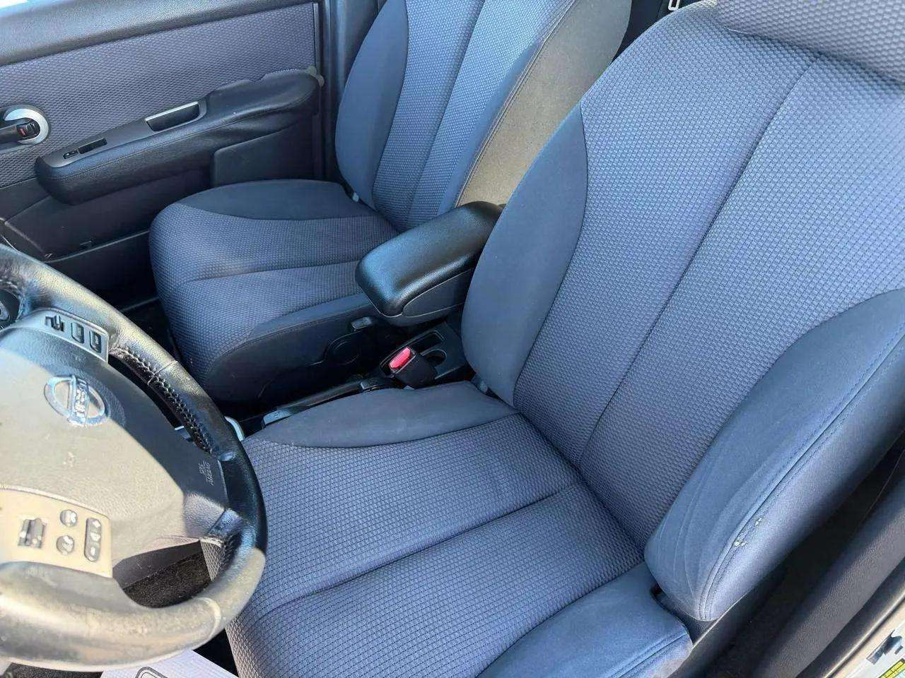 Nissan Versa 5dr HB I4 CVT 1.8 SL *Ltd Avail* 2009