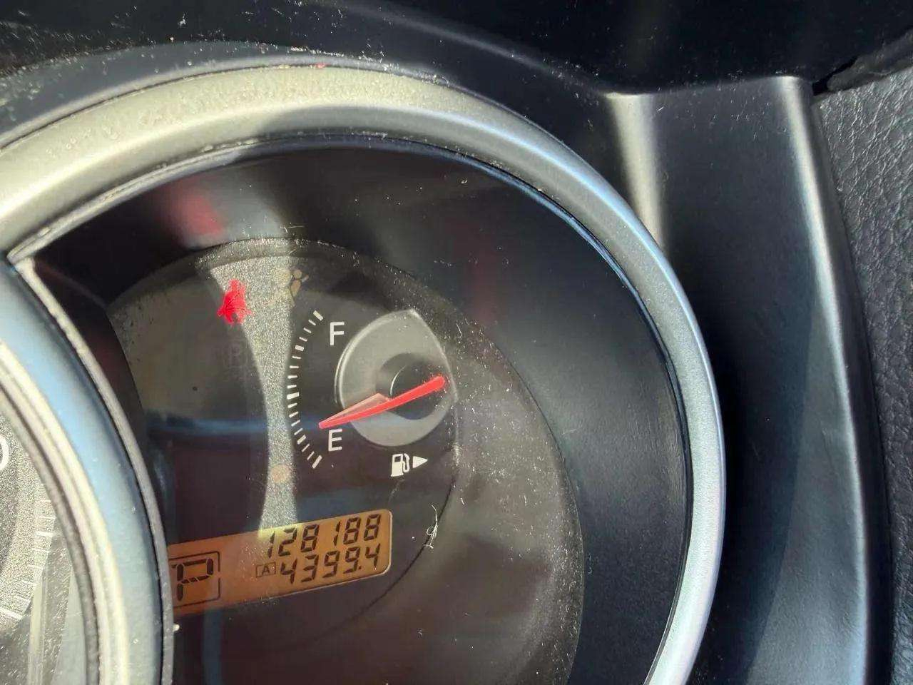 Nissan Versa 5dr HB I4 CVT 1.8 SL *Ltd Avail* 2009