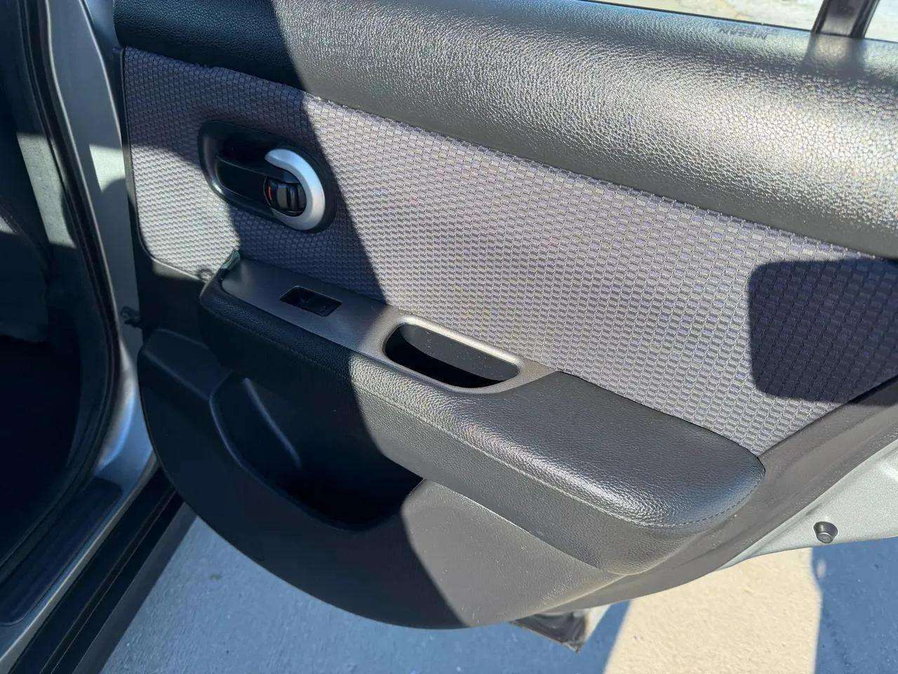 Nissan Versa 5dr HB I4 CVT 1.8 SL *Ltd Avail* 2009