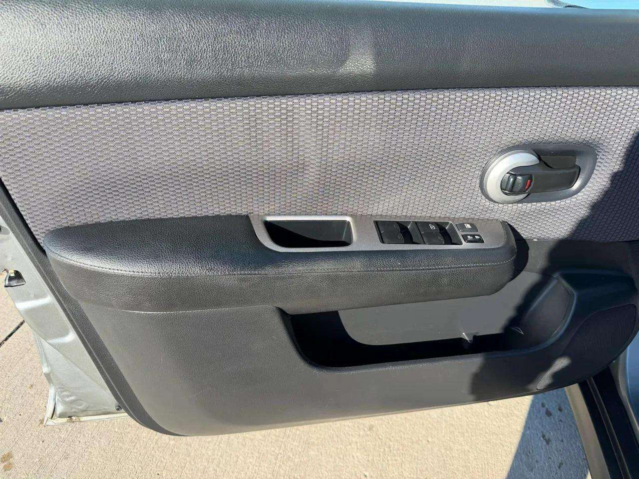 Nissan Versa 5dr HB I4 CVT 1.8 SL *Ltd Avail* 2009