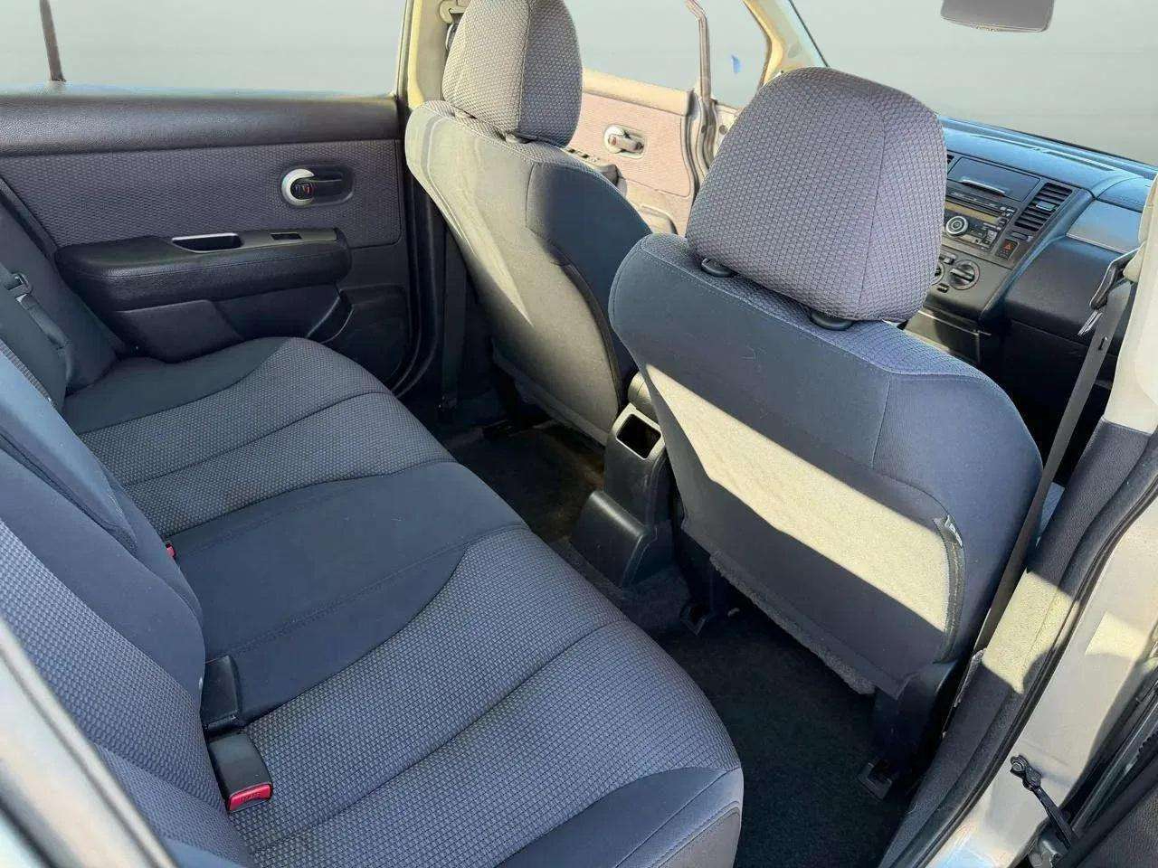 Nissan Versa 5dr HB I4 CVT 1.8 SL *Ltd Avail* 2009