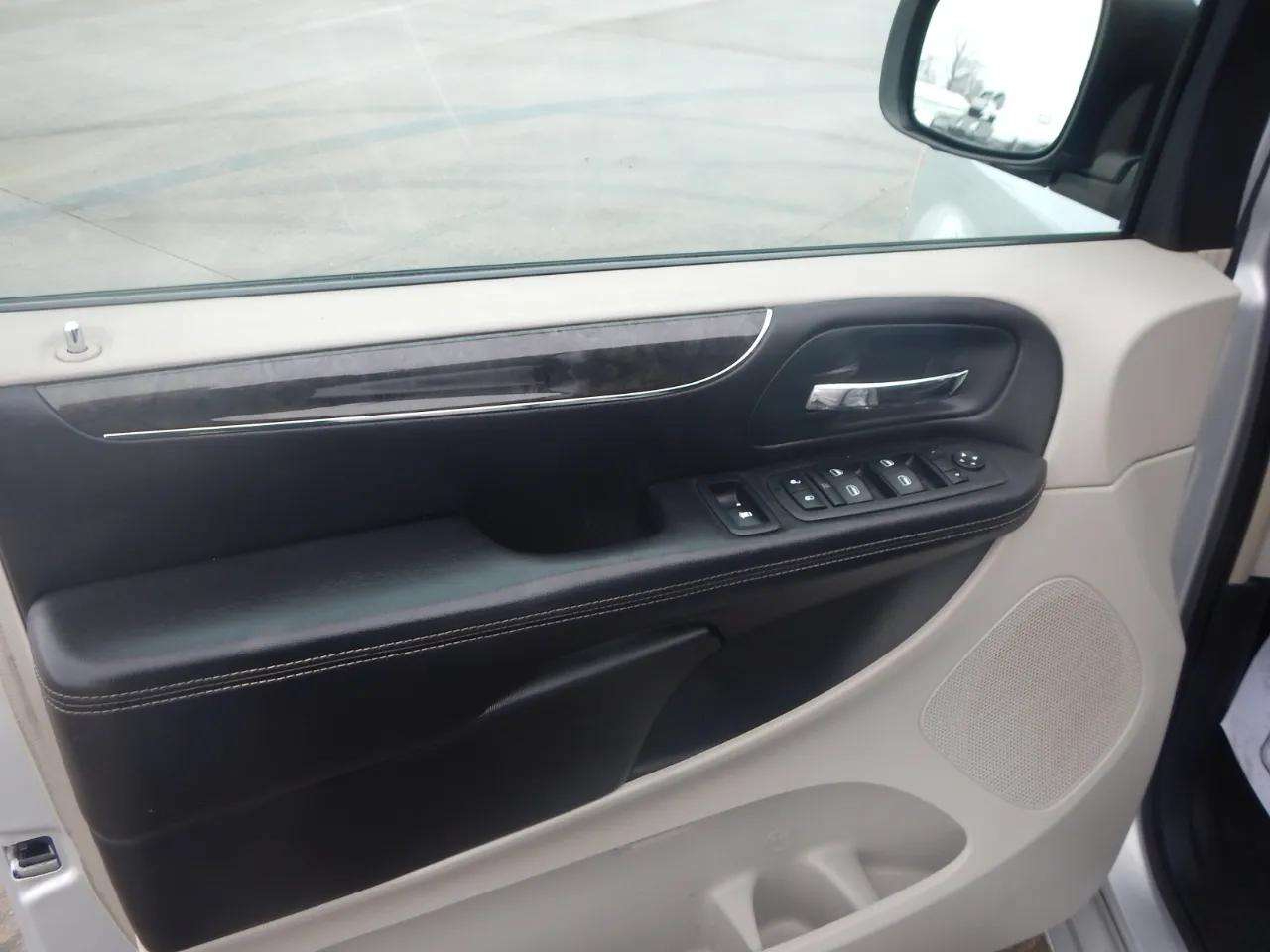 Chrysler Town & Country 4dr Wgn Touring-L 2011