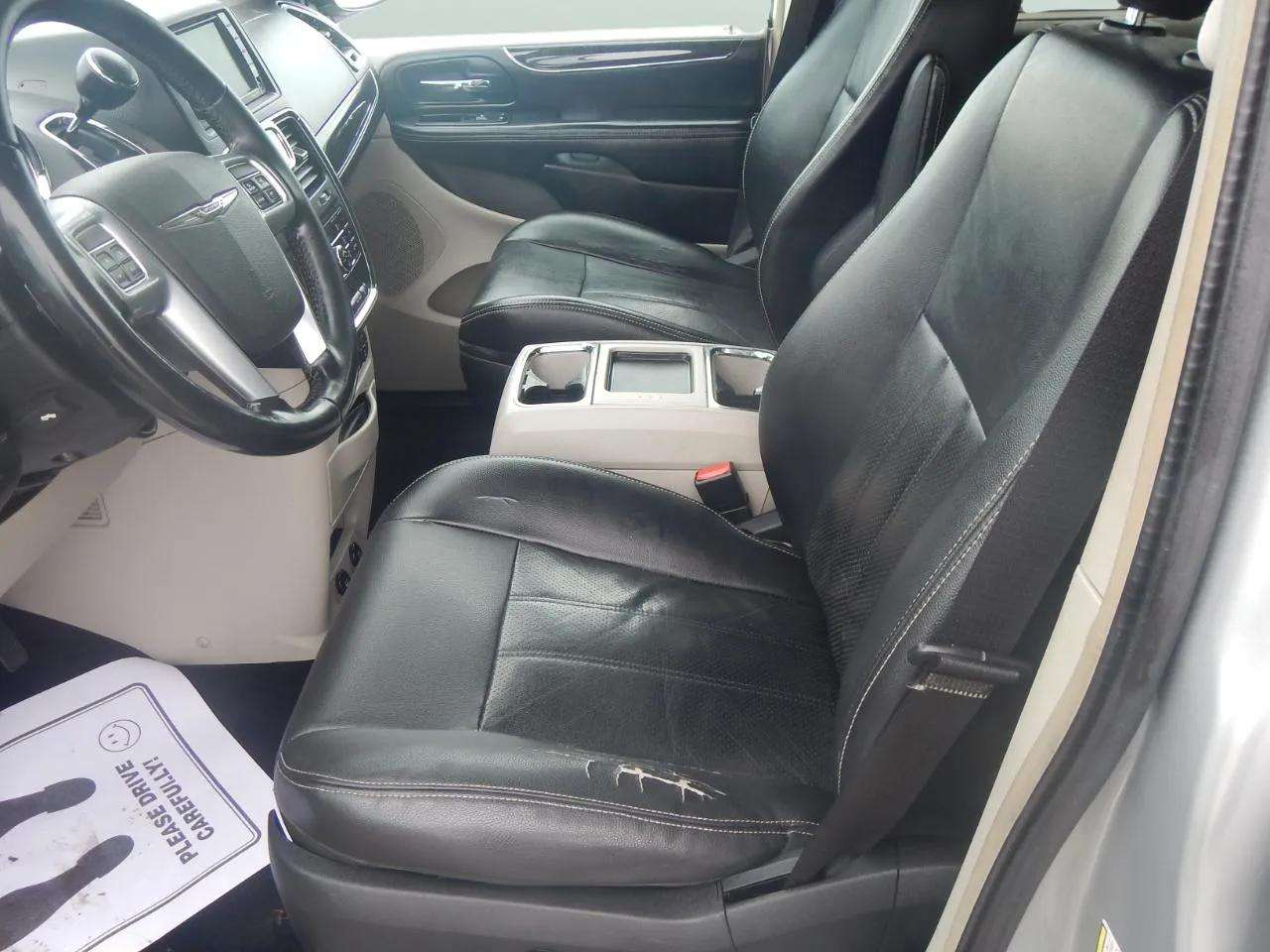 Chrysler Town & Country 4dr Wgn Touring-L 2011