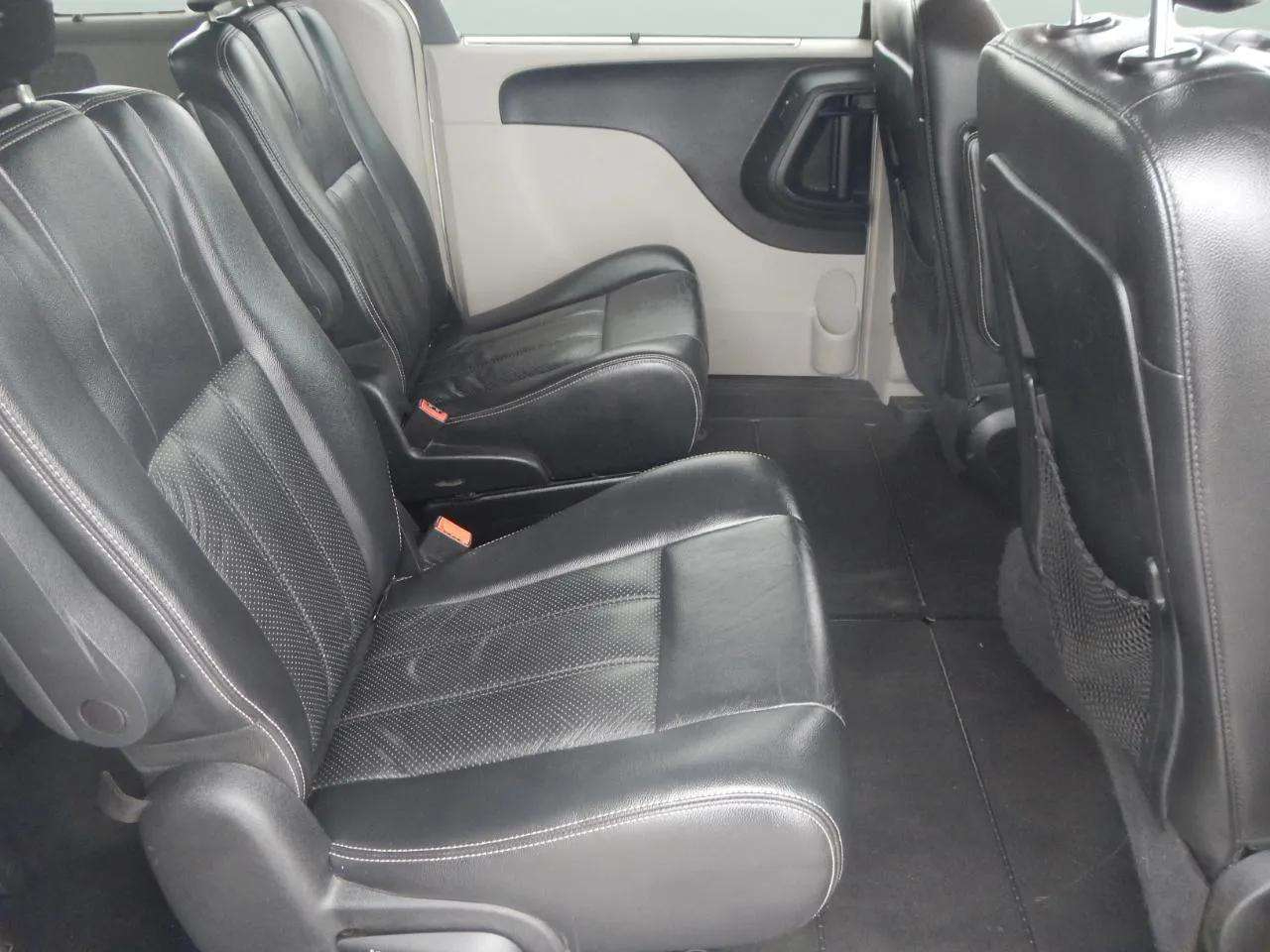 Chrysler Town & Country 4dr Wgn Touring-L 2011