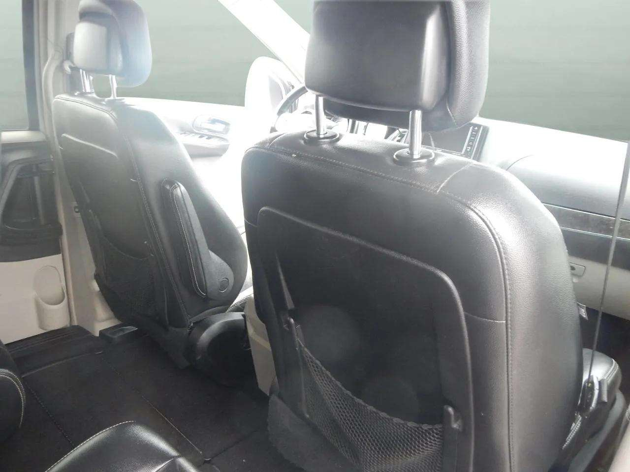 Chrysler Town & Country 4dr Wgn Touring-L 2011