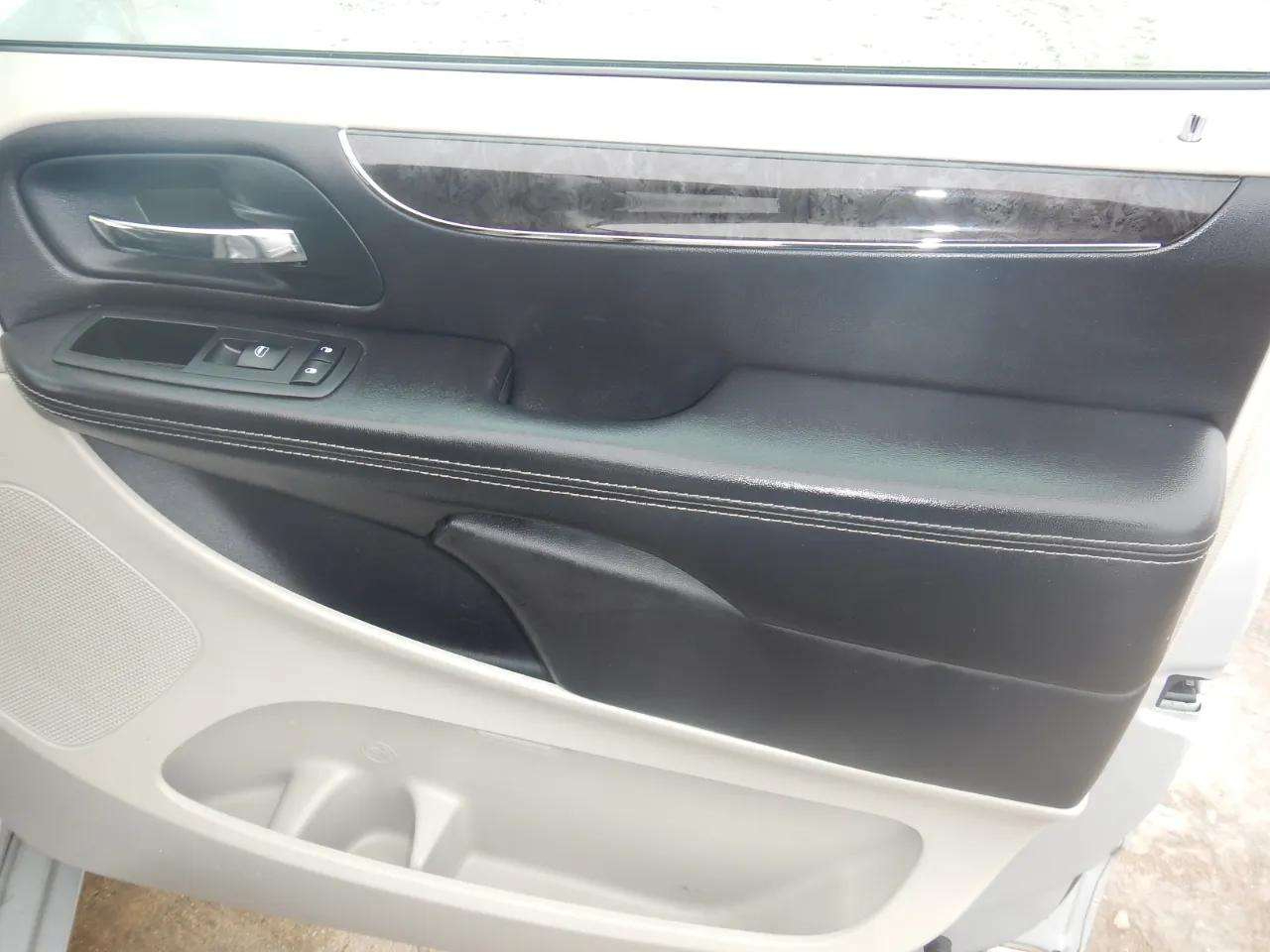 Chrysler Town & Country 4dr Wgn Touring-L 2011