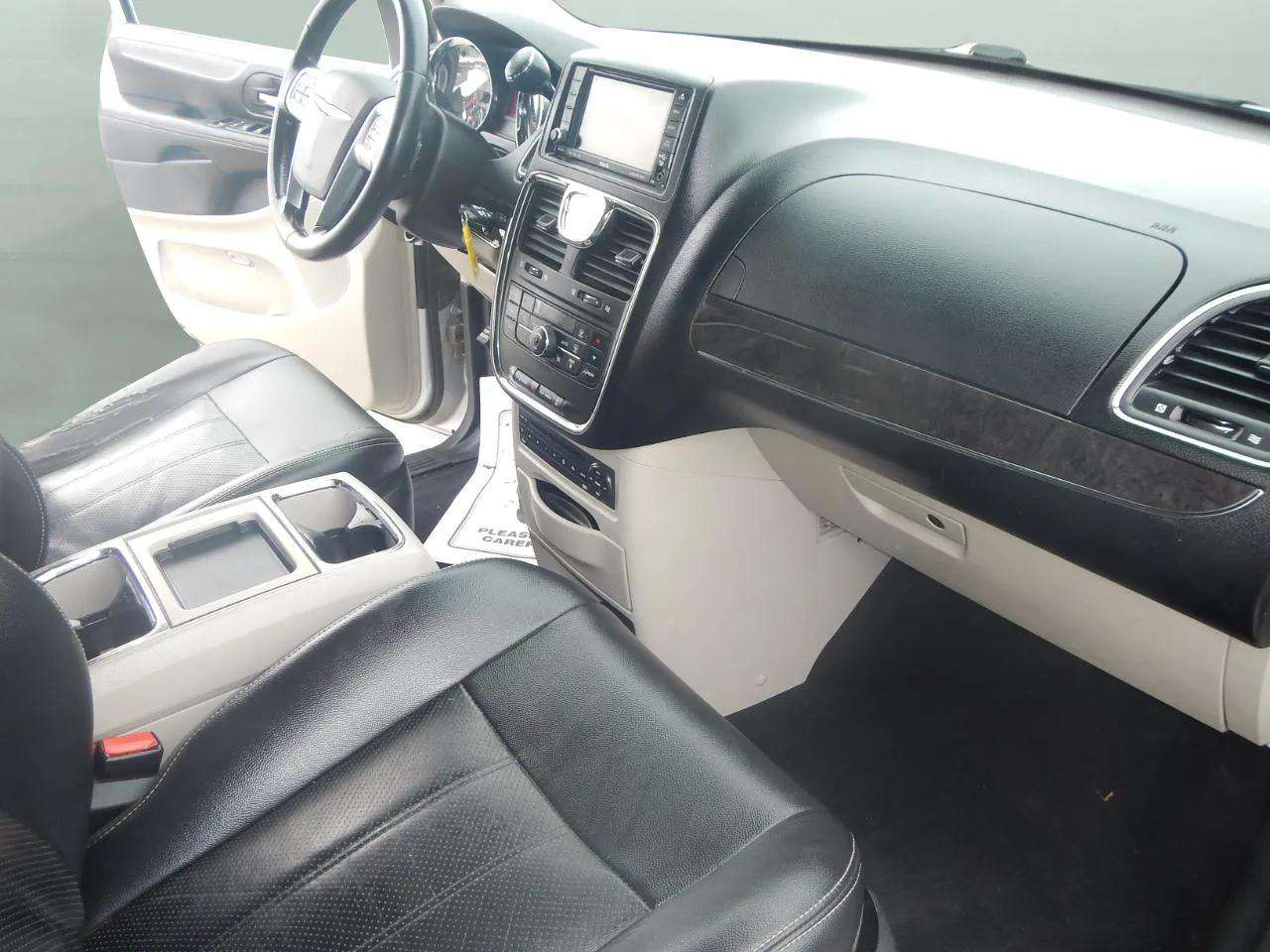 Chrysler Town & Country 4dr Wgn Touring-L 2011