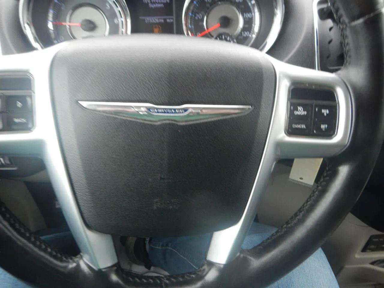 Chrysler Town & Country 4dr Wgn Touring-L 2011