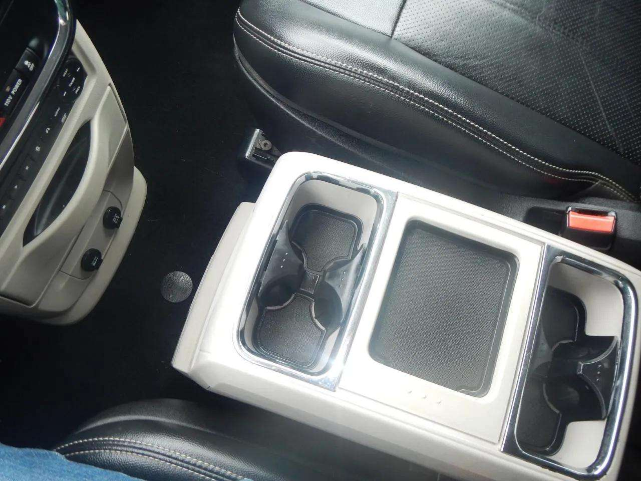 Chrysler Town & Country 4dr Wgn Touring-L 2011