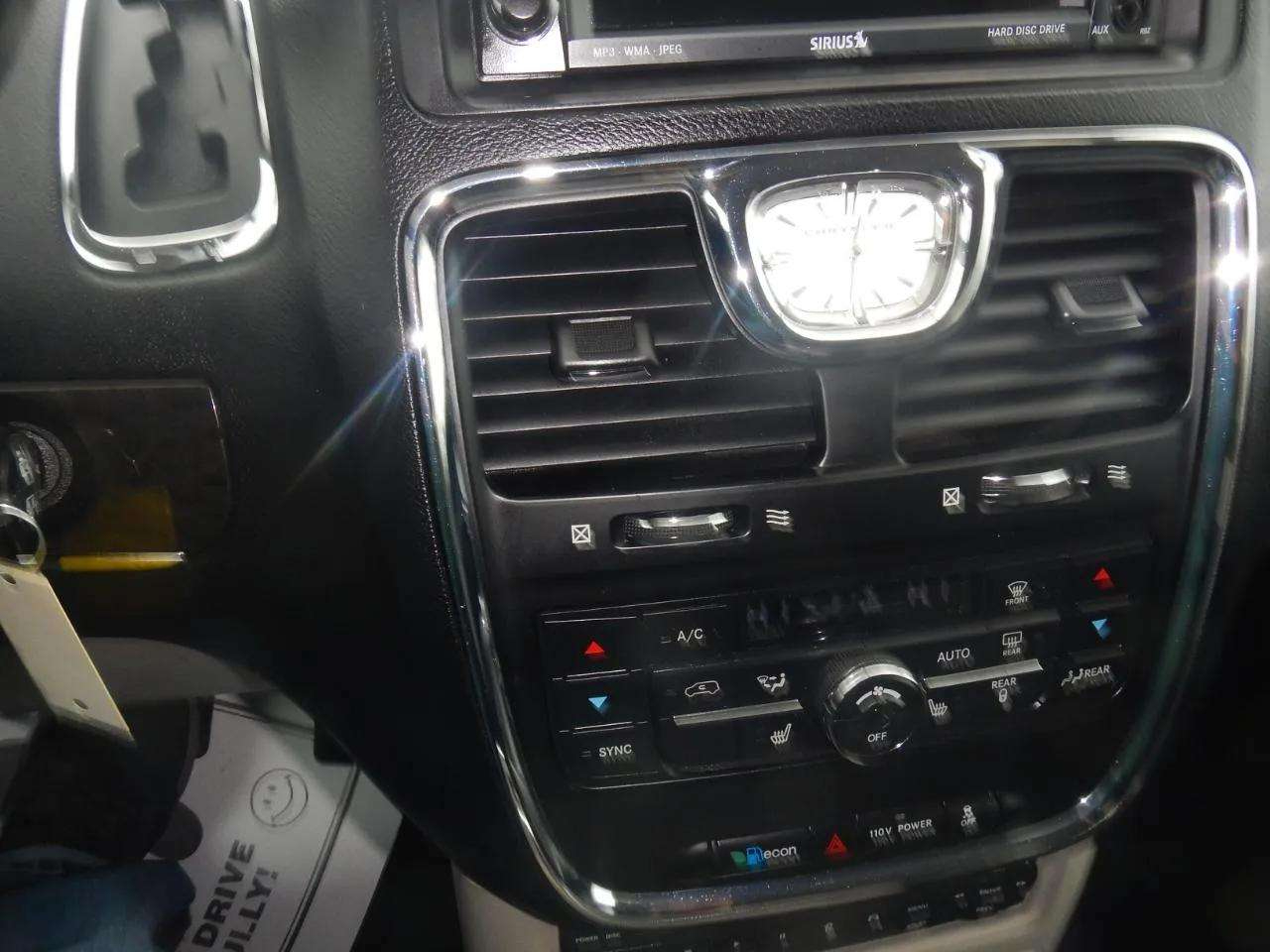 Chrysler Town & Country 4dr Wgn Touring-L 2011