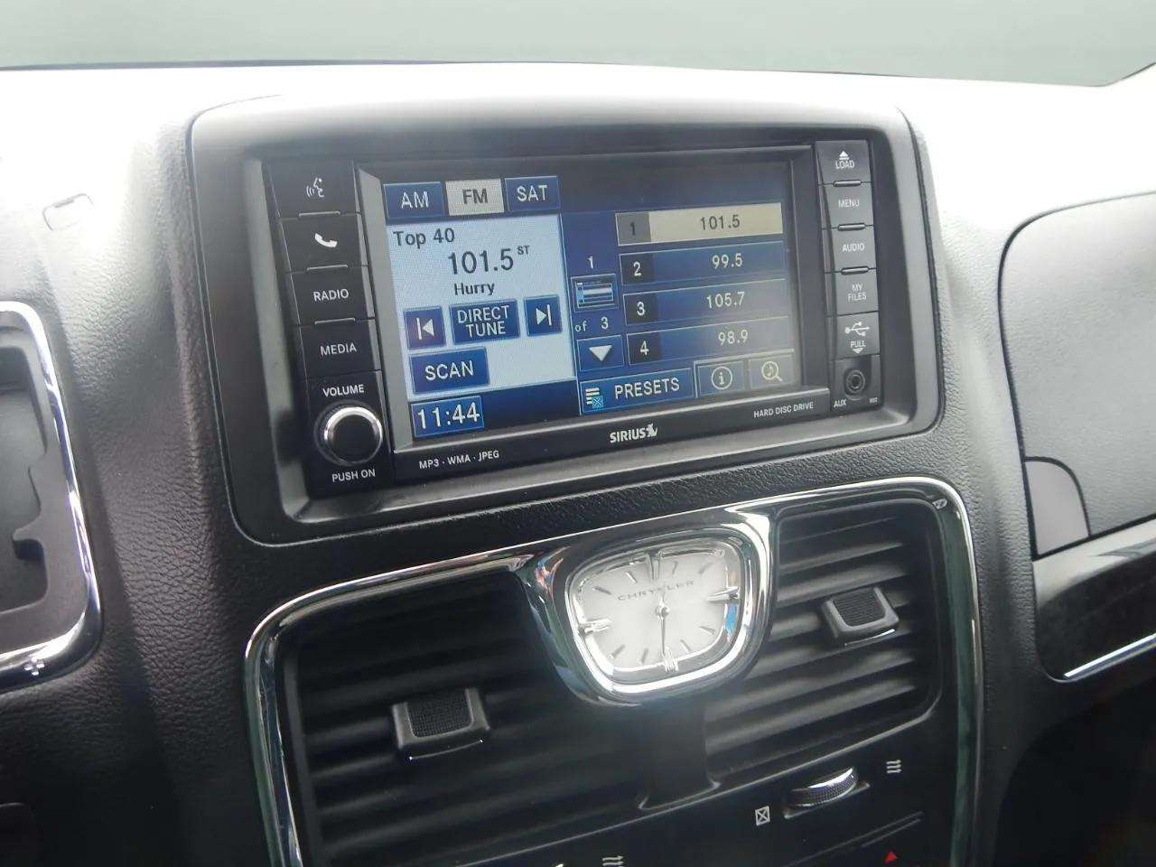 Chrysler Town & Country 4dr Wgn Touring-L 2011