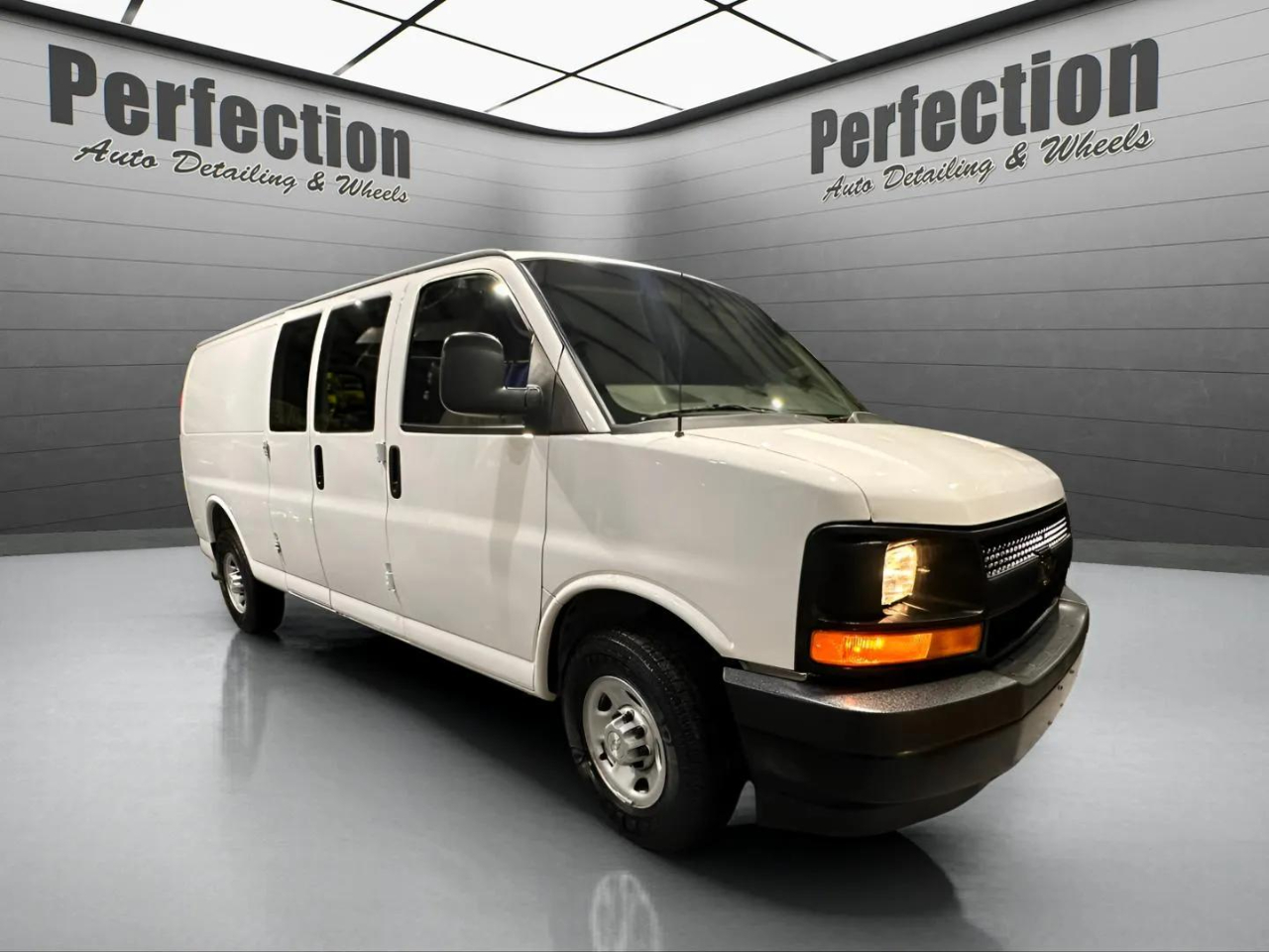 Chevrolet Express Cargo Van RWD 3500 155" 2017