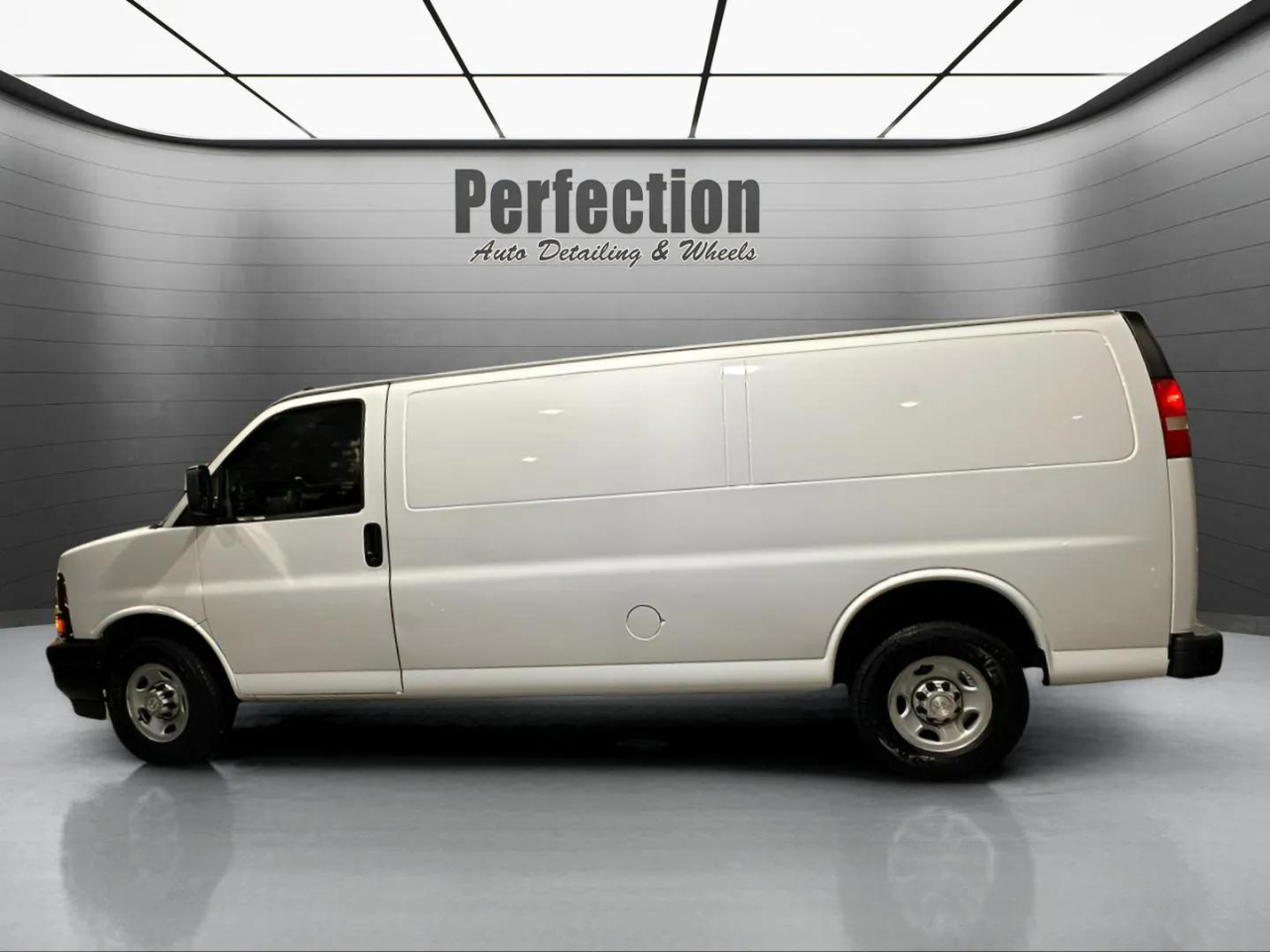 Chevrolet Express Cargo Van RWD 3500 155" 2017
