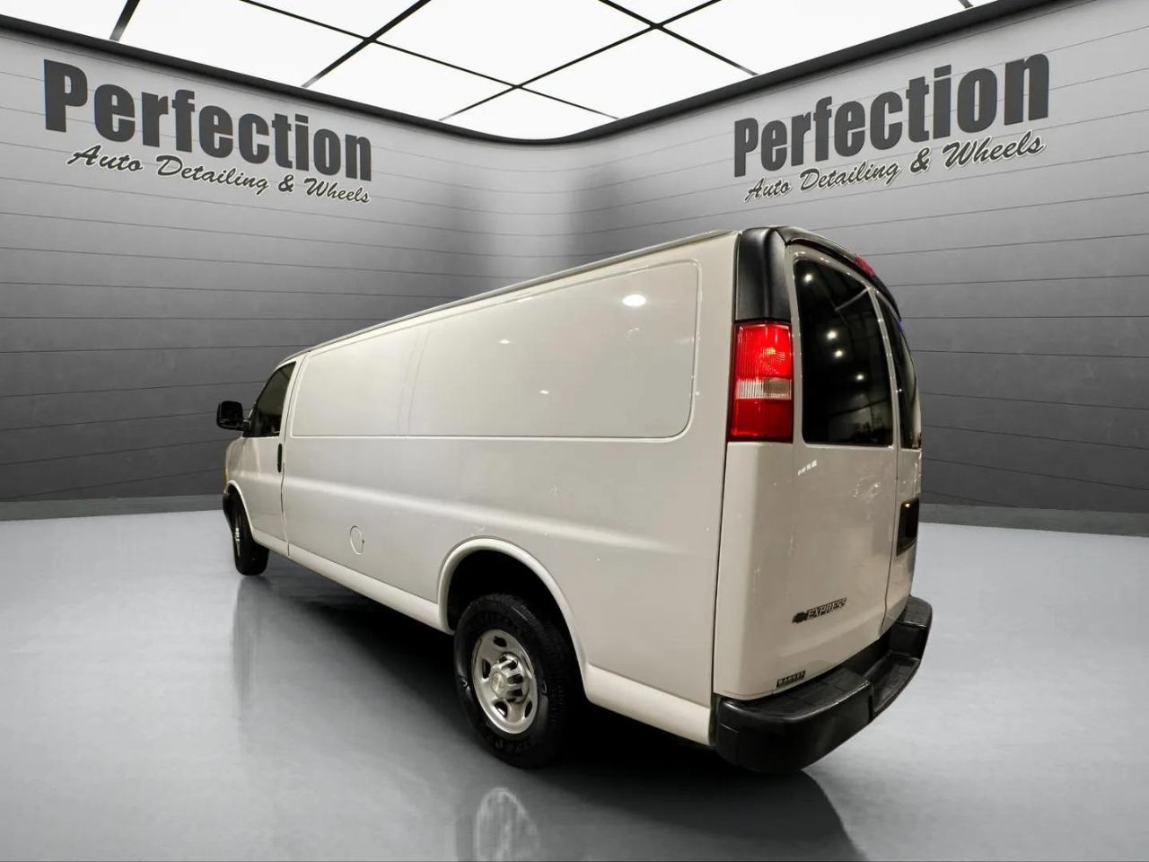 Chevrolet Express Cargo Van RWD 3500 155" 2017