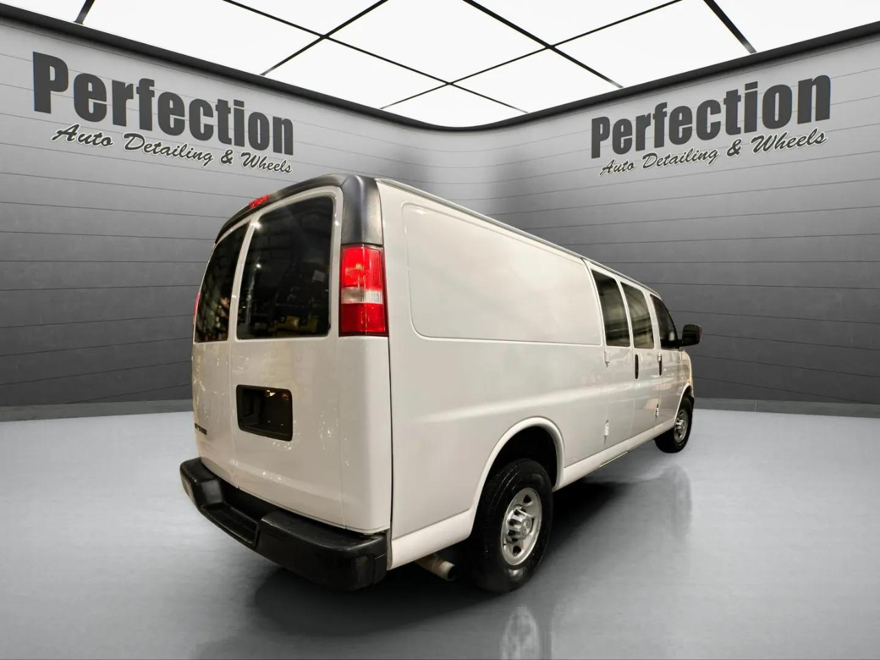 Chevrolet Express Cargo Van RWD 3500 155" 2017