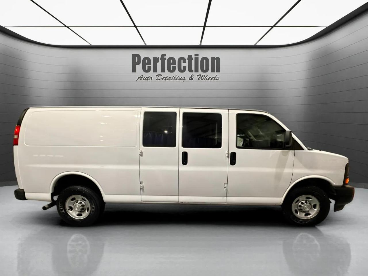 Chevrolet Express Cargo Van RWD 3500 155" 2017